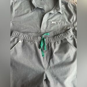 Men’s FIGS Scrubs Heather Graphite Gray Polo & Jogger -LARGE